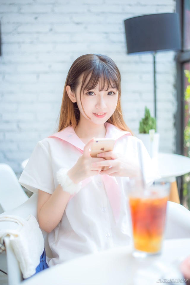 “明日一定要见到主公，将军中情况说于主公去听，再这么下去，不等吕布攻进来，军队自己就要先乱了。”心中下了决定，刘璝心神也松懈下来，一股浓浓的困意袭来，不知不觉，就坐在椅子上睡着，直到次日日上三竿的时候才醒来。